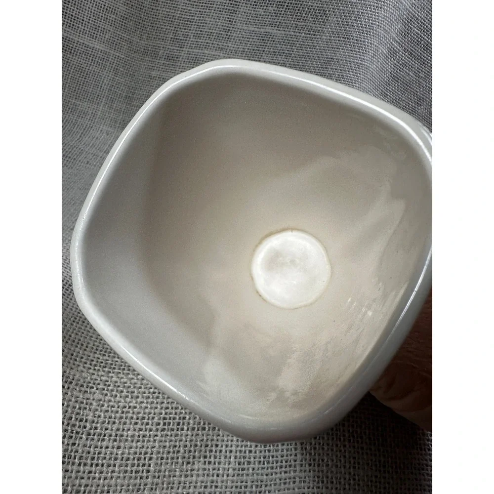 Martha Stewart Everyday Cream Ceramic Vase Scalloped Pedestal Base 4.5 Inch‎